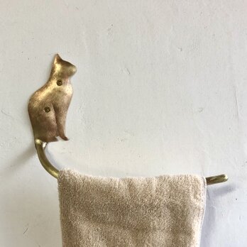 真鍮製　猫の横向きのタオルハンガーの画像