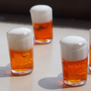 極小ミニチュアサンプルのビールジョッキのキーホルダーの画像