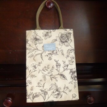 ベージのデッサン風花柄のトートバッグの画像