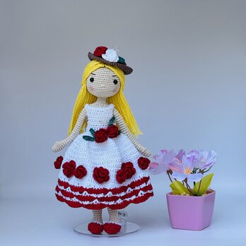 編みぐるみ・赤いバラ　お人形さんの画像
