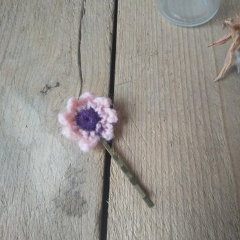 小花のふわふわヘアピンの画像