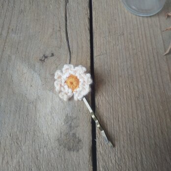 小花のふわふわヘアピンの画像