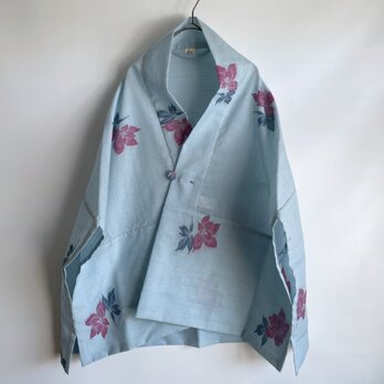 【1点もの】さんかく羽織 ブローチ付き -ウール・麻 着物地 水色にマゼンタの花 （ヴィンテージ） TRH467の画像