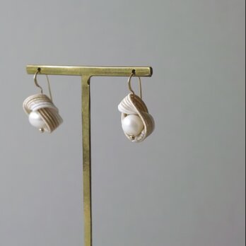 shell (胡粉・ベージュ×淡水パール) 14kgfピアス/brass イヤリングの画像