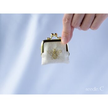 大人な蜂柄刺繍　リングケース　アイボリー　インドシルク　お守りジュエリーポーチ　がま口　ミニアクセサリーケース　の画像
