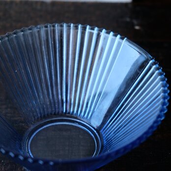 薄いブルーで可愛い◇プレスガラス深鉢　碗　昭和前期　古道具　レトロ　ニュートロ 丁寧な暮らしに。の画像