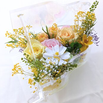 プリザーブドフラワービアノアレンジ/小花と薔薇と四ツ葉のクローバーの優しい 音色(フラワーケース付き）の画像