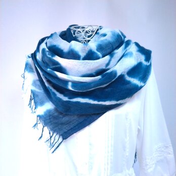 藍染め・蚊帳織り・絞り染め_１白い抽象画のように・大判コットンロングストールの画像