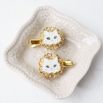 ウルウルおめめの猫クリップ　螺鈿風・シロさん・白猫・パールホワイト（2個セット）の画像