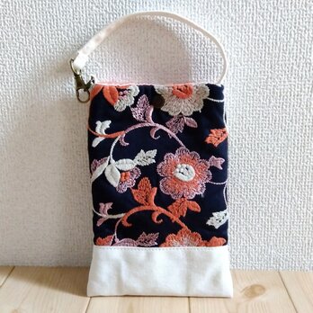 レトロな花柄刺繍　ふかふかスマホポーチ　生成帆布　iphoneポーチ　ネイビー　　640の画像
