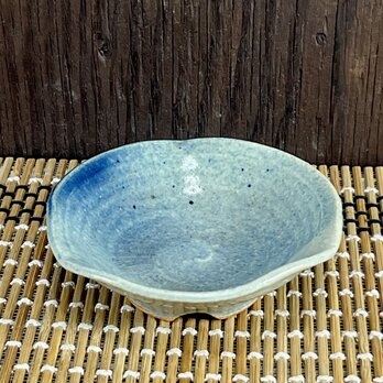 陶器 豆皿単品 花弁型　うす青＋青【240509】の画像