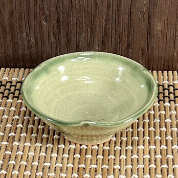 陶器 豆皿単品 花弁型　薄みどり【240512】の画像