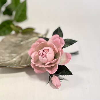 布花　優しいピンクに染めたシルクフラワーの薔薇のコサージュの画像
