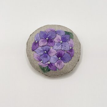 紫陽花の刺繍ブローチ（手縫い）の画像