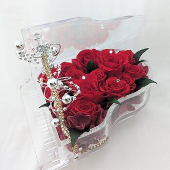 【プリザーブドフラワー／グランドピアノシリーズ】熱い情熱は心に秘めて。美しく咲き誇る赤い薔薇のエレガンスの画像