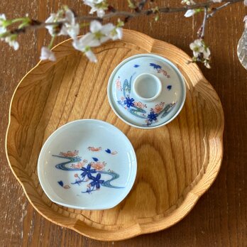 桜舞う小さなお茶碗と小皿のセットの画像