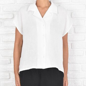 シンプルなコットンダブルガーゼシャツ　ホワイト　白　開襟シャツの画像