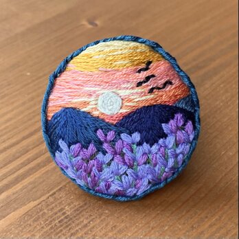夕陽の刺繍ブローチの画像