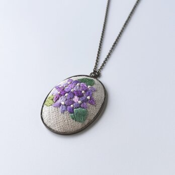 紫陽花の刺繍ペンダントの画像