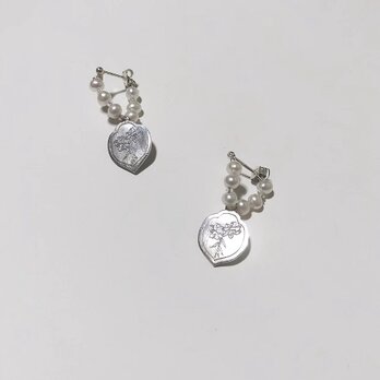 純銀 耳飾り 山百合と淡水真珠(紙箱入)の画像