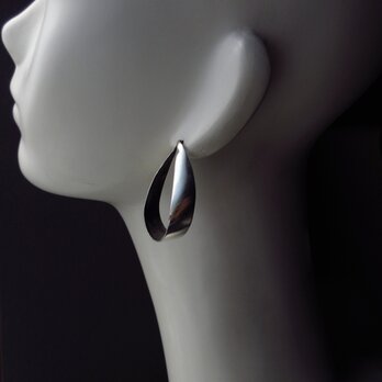 大ぶりなシルバーピアス