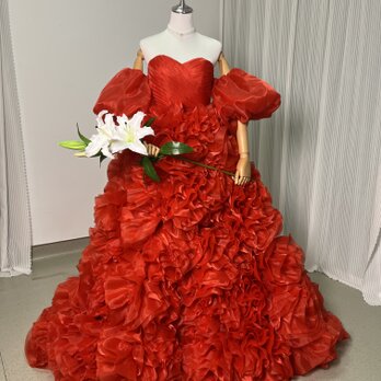 豪華！ カラードレス 赤 ベアトップ オーガンジー パフスリーブ ボリュームドレス 抜群のおしゃれ見え 前撮りの画像
