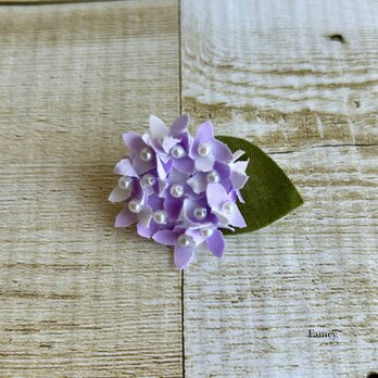 大人かわいい紫陽花ブローチ(パープル) コットン　パールビーズ　hydrangeaの画像