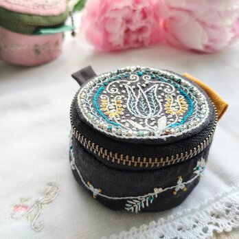 手刺繍のラウンドミニポーチの画像