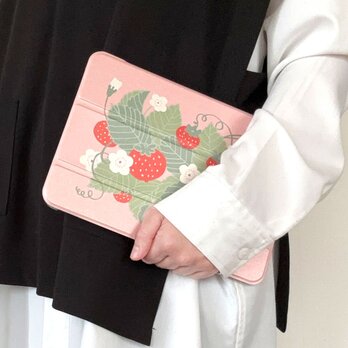 ペン収納付手帳型iPadケース【ストロベリー】三折りスタンド機能付ソフトケースタイプの画像