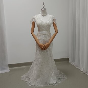 ウエディングドレス マーメイドライン キラキラ光る刺繍 くるみボタン 華やかなトレーン 結婚式の画像