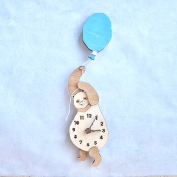 ジャイアントパンダと風船旅行できる時計 木製 掛け時計の画像