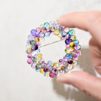 【リース・ブローチ・Mサイズ】カラフルなのに上品 淡い虹色 レインボー 花火の画像