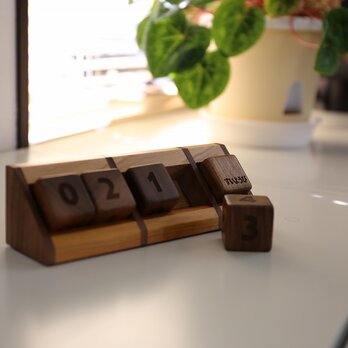 木のサイコロ型万年カレンダー：ウォールナット（ひらがな）の画像