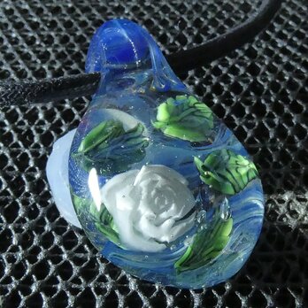 バラ一輪ＮＯ.2（ガラス、とんぼ玉、花、一点物、ネックレス）の画像