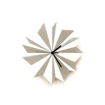 Origamiシルバー - 光沢のあるペイントが施されたユニークな木製の壁掛け時計の画像