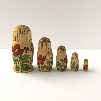 花模様のマトリョーシカの画像