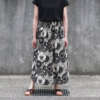 ノルディック調フラワー　綿麻ギャザースカート（モノトーン フラワー）リネン 麻 ロング マキシ ポケット 白黒 生成り