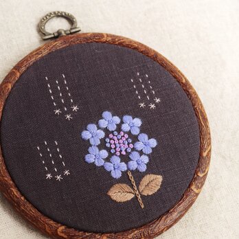 手刺繍のインテリアフレーム『雨と紫陽花』A　の画像