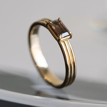 Brown emerald cut diamond three row ringの画像