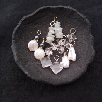 Charm Assortment／Earring & Necklace【White】チャームセットの画像
