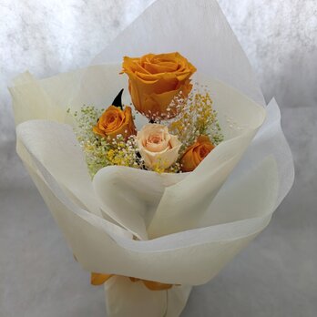 プリザーブドフラワー／大輪のオレンジ色の薔薇とミニ薔薇とかすみ草のふんわり花束