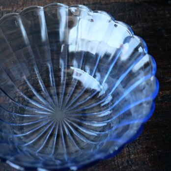 菊の花形で可愛い◆薄いブルー。昭和中期　プレスガラス波縁深鉢　古道具　古民家　昭和レトロ　 丁寧な暮らしに。の画像