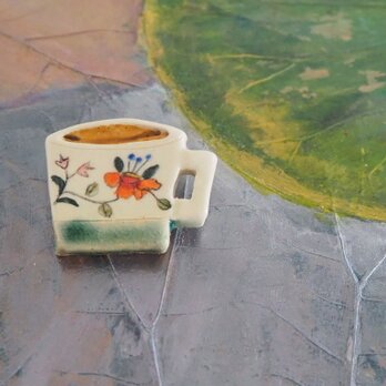 うつわのブローチ「花唐草 マグカップ」の画像