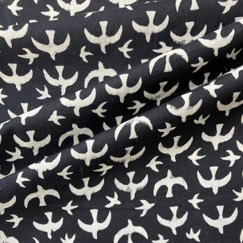 インド ブロックプリント生地 [50cm単位] 白い鳥Xaブラック地 ファブリック バード ことり 黒 鳩 ツバメ IF0046