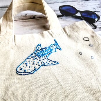 【シンプルな手刺繍】青いジンベイザメ　ミニトートバッグ　ランチバッグ　帆布　生成　コットン　手提げ　Sサイズの画像