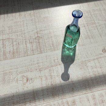 瑞々しいブルーのガラスの一輪挿し/バーティルヴァリーン/小瓶/ヴィンテージガラスの画像