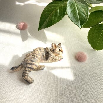 木彫りの寝・飯猫ブローチ（ボール遊び）の画像