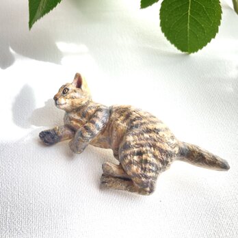 木彫りの寝・飯猫ブローチ（キジ女の子じゃれ遊び）の画像