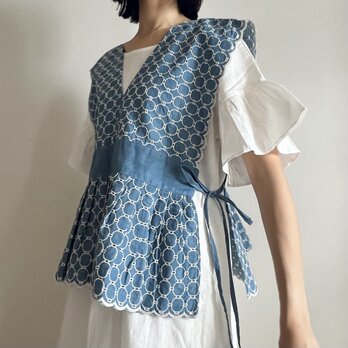 スカラップレースの横開きベスト(ヴィンテージブルー)の画像