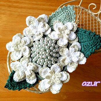 額紫陽花のコサージュ・八重咲き　白＋銀ラメの画像